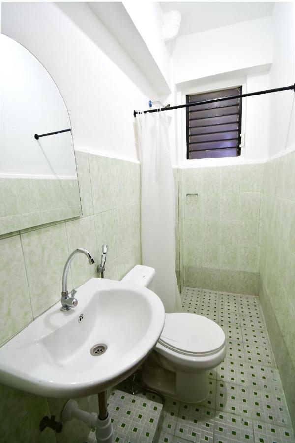 Casa Blanca Apartment Manila Exteriör bild